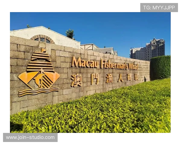 澳门渔人码头游艇会提供专业的游艇租赁与定制服务，满足您的商务与休闲多重需求